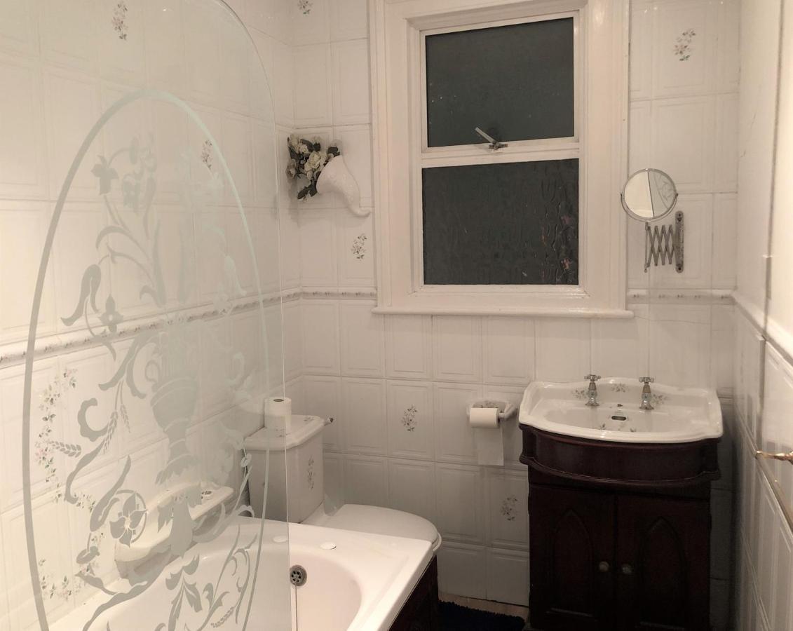 Lyttleton Guest House Limited Аксбридж Экстерьер фото